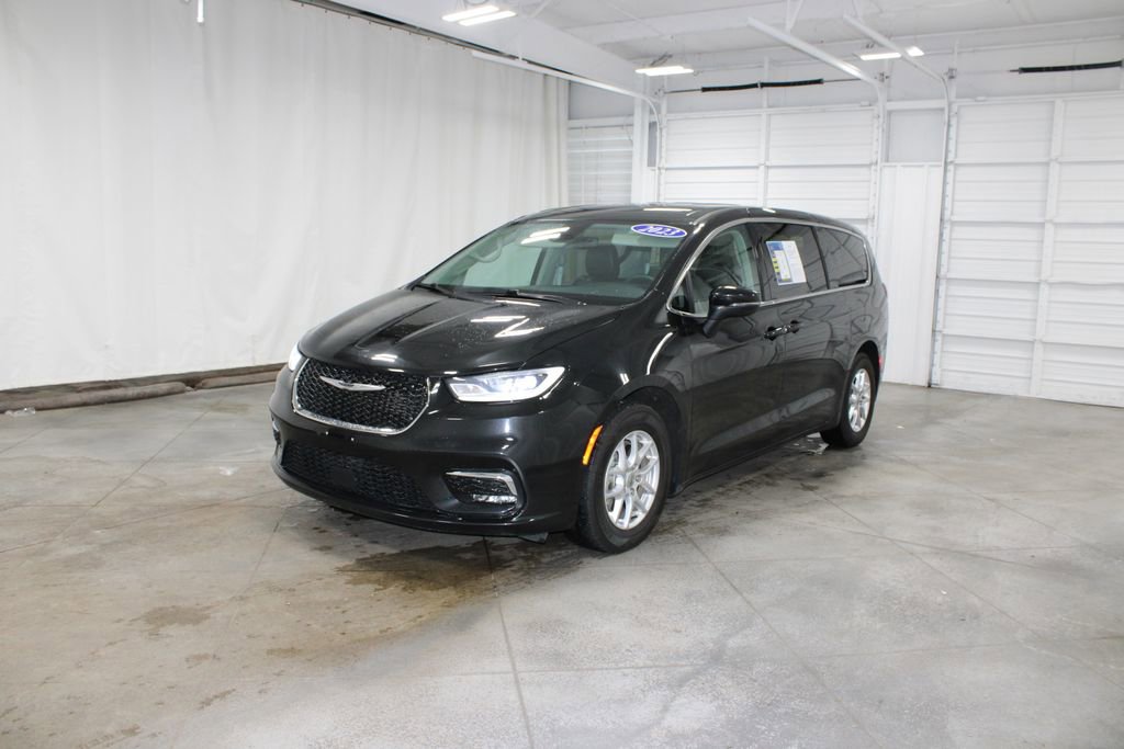 Used 2023 Chrysler Pacifica Touring-L FWD image 4