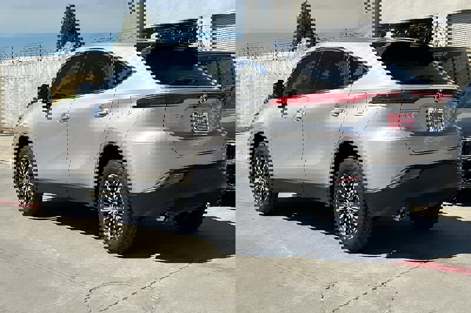 Used 2024 Toyota Venza LE image 7