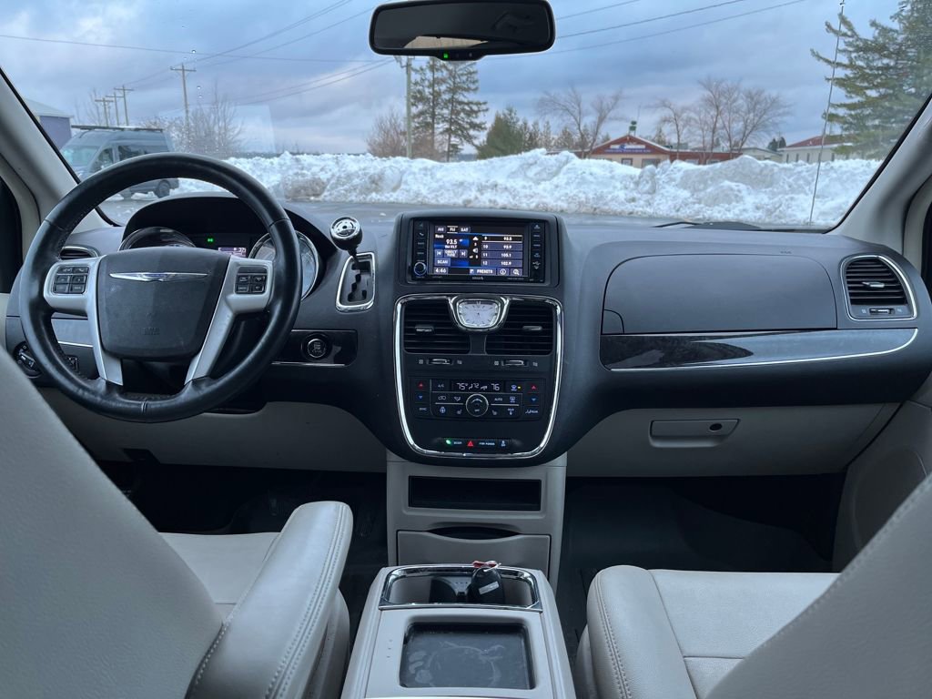Used 2016 Chrysler Town & Country Touring w/ Driver Convenience Group image 12