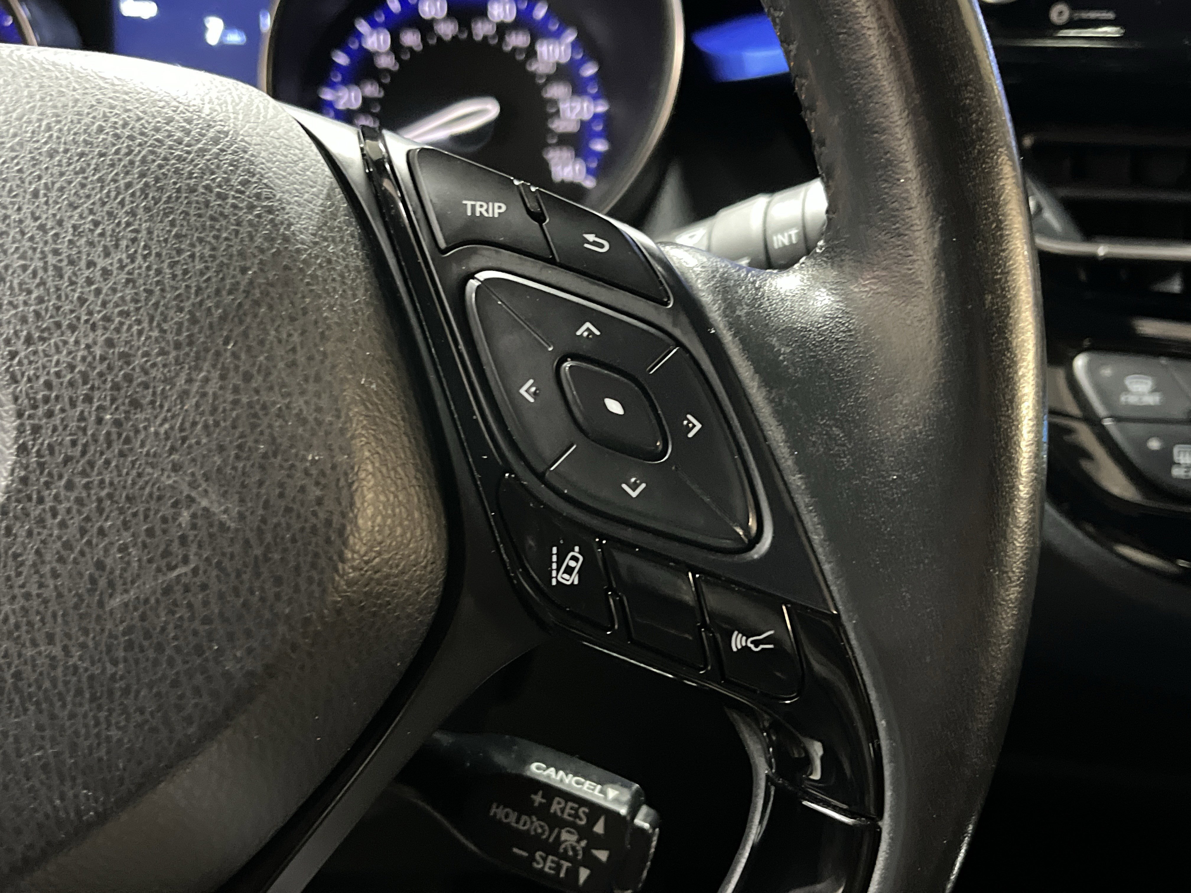 Used 2022 Toyota C-HR XLE image 20