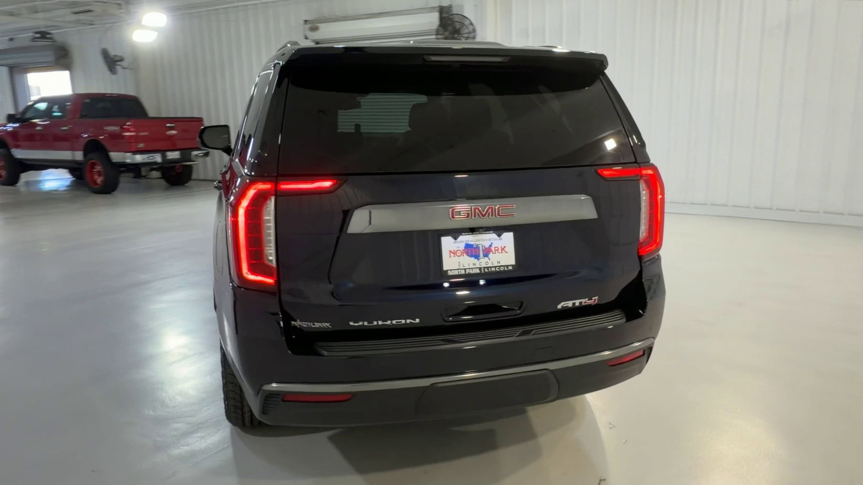 Used 2024 GMC Yukon AT4 w/ Technology Package AWD/4WD image 8