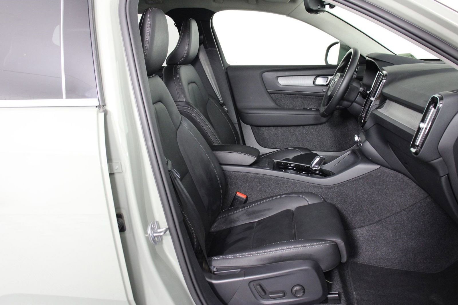 Certified 2025 Volvo XC40 B5 Plus image 29