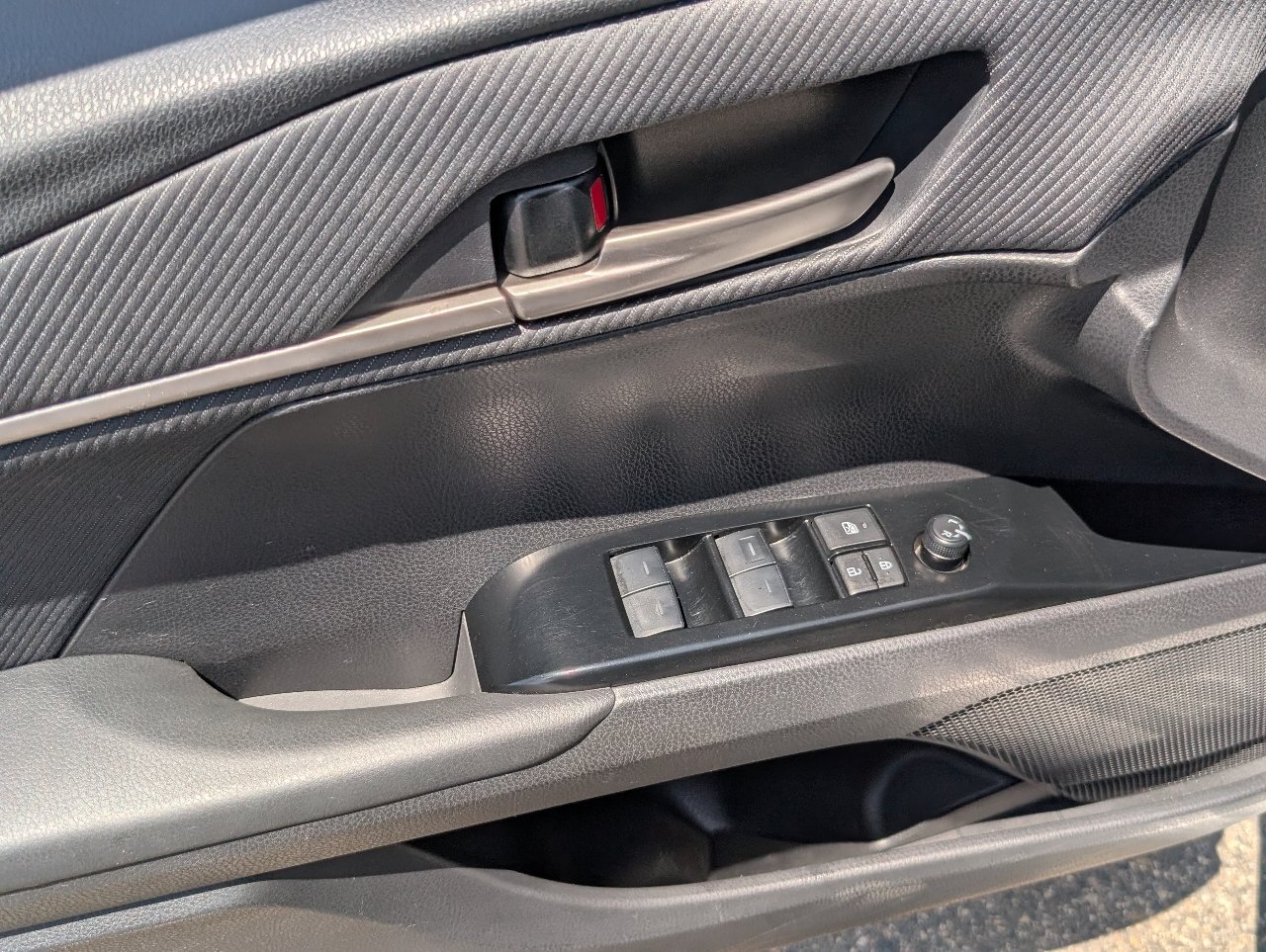 Used 2025 Toyota Camry SE w/ Convenience Package FWD image 15