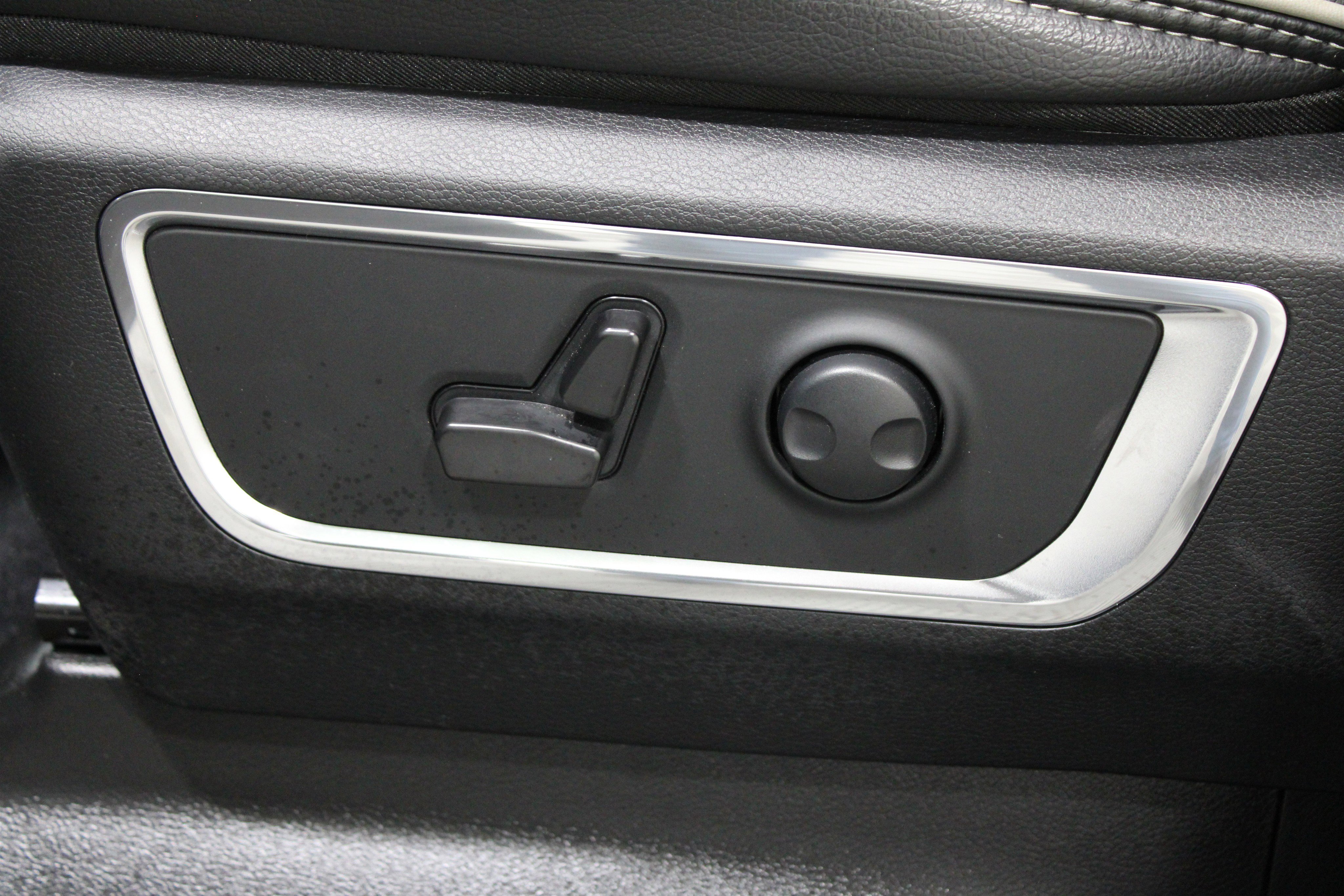 Used 2025 RAM 1500 Laramie image 4