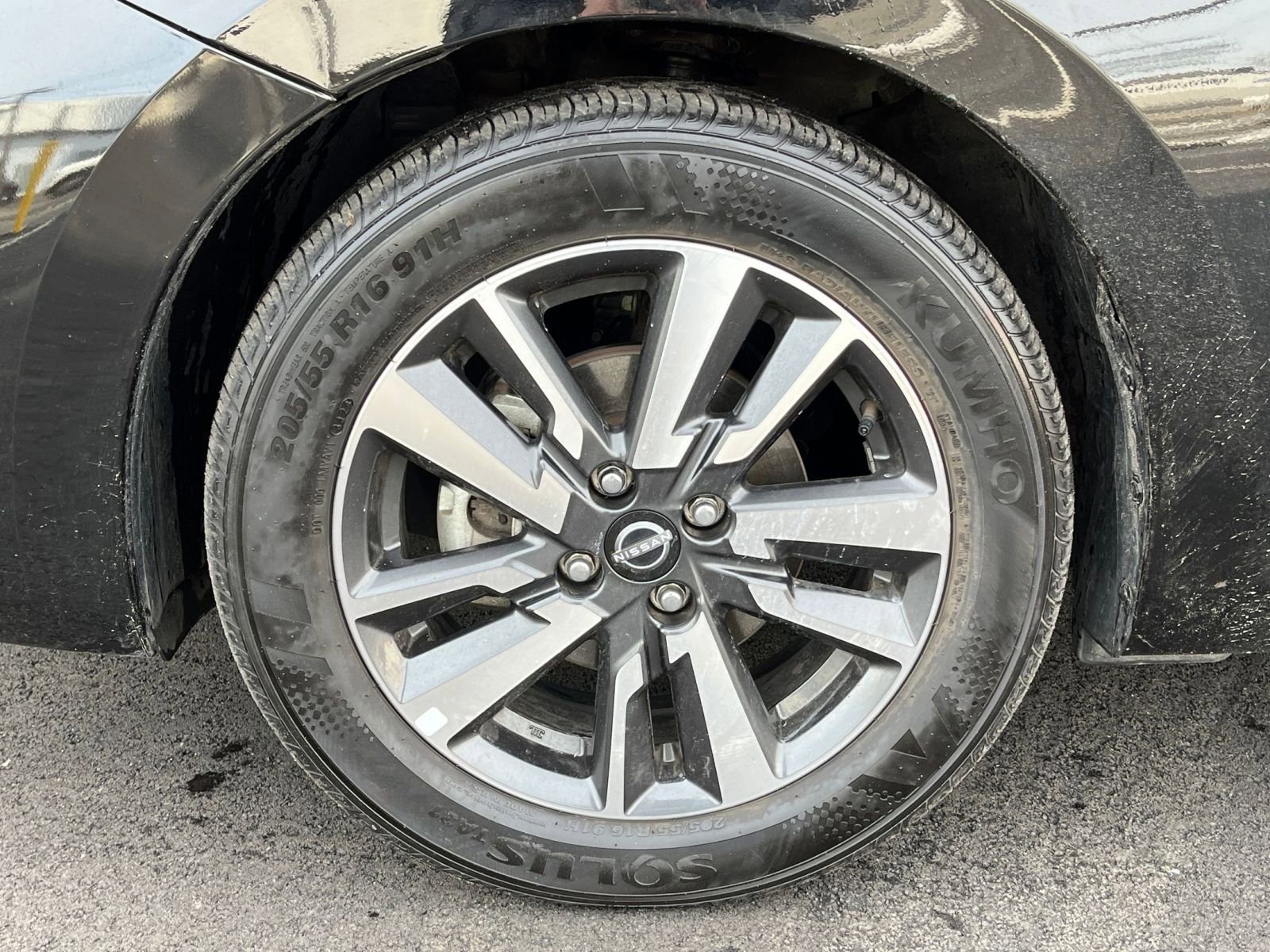 Used 2025 Nissan Versa SV image 27