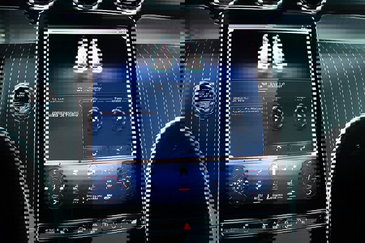 Used 2024 Mercedes-Benz GLC 300 4MATIC w/ AMG Line image 24