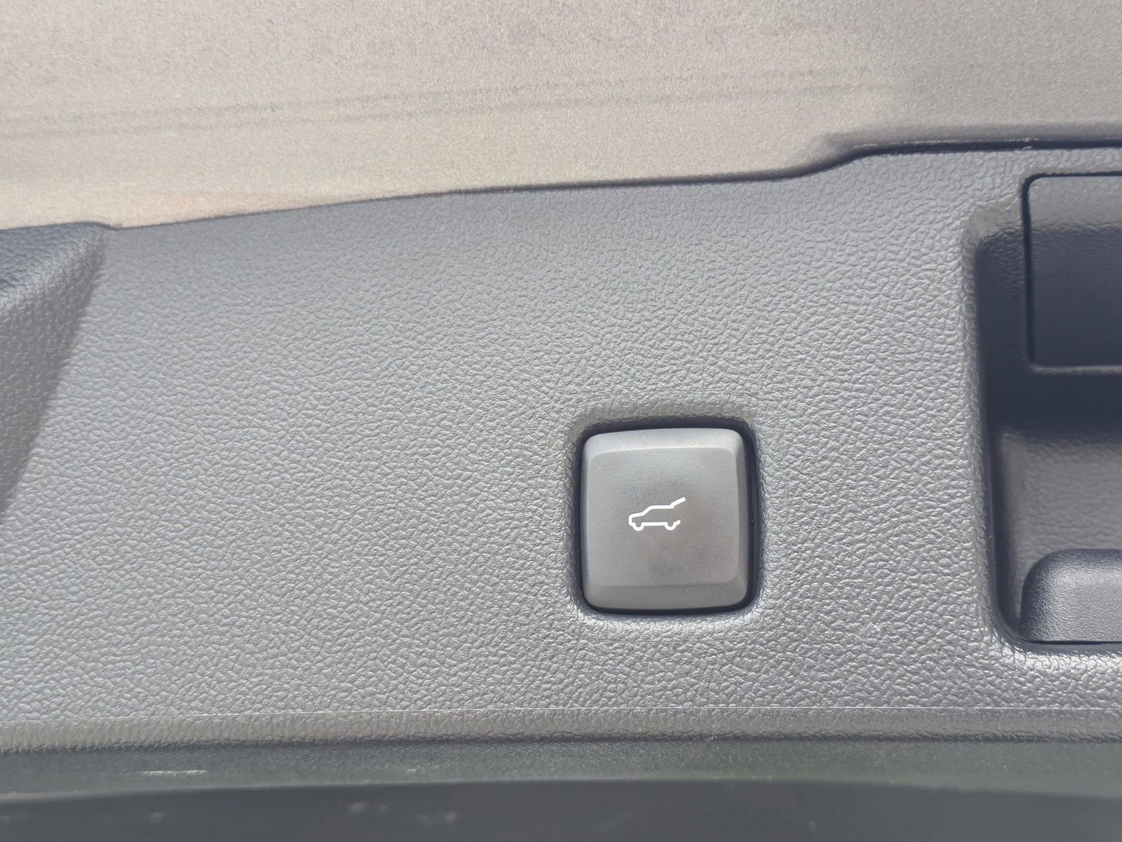 Used 2022 Ford Escape SE w/ SE Sport Appearance Package FWD image 17