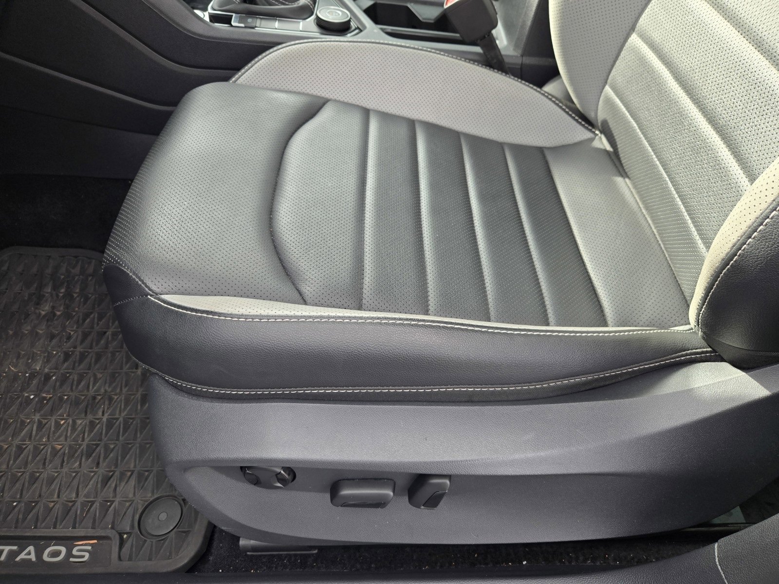 Used 2022 Volkswagen Taos SEL image 17