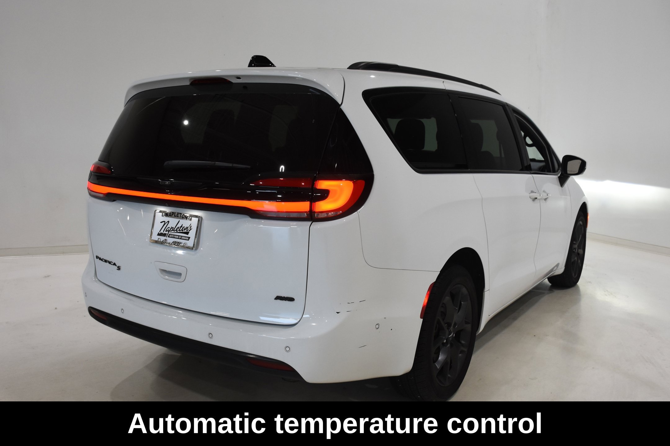 Used 2023 Chrysler Pacifica Touring-L w/ S Appearance Package AWD/4WD image 5