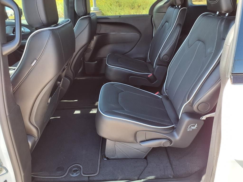 New 2026 Chrysler Pacifica Limited image 28