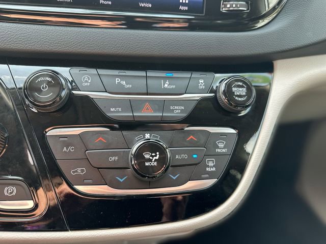 Used 2024 Chrysler Pacifica Touring-L image 19