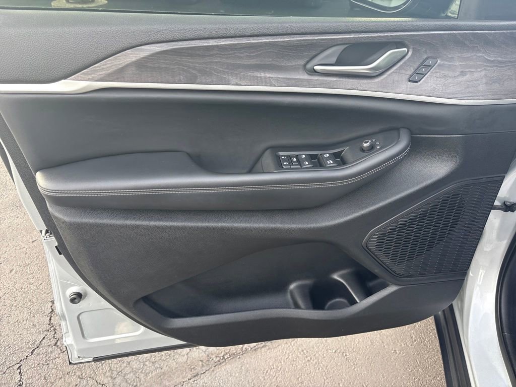 Certified 2023 Jeep Grand Cherokee Limited w/ Black Appearance Package image 12