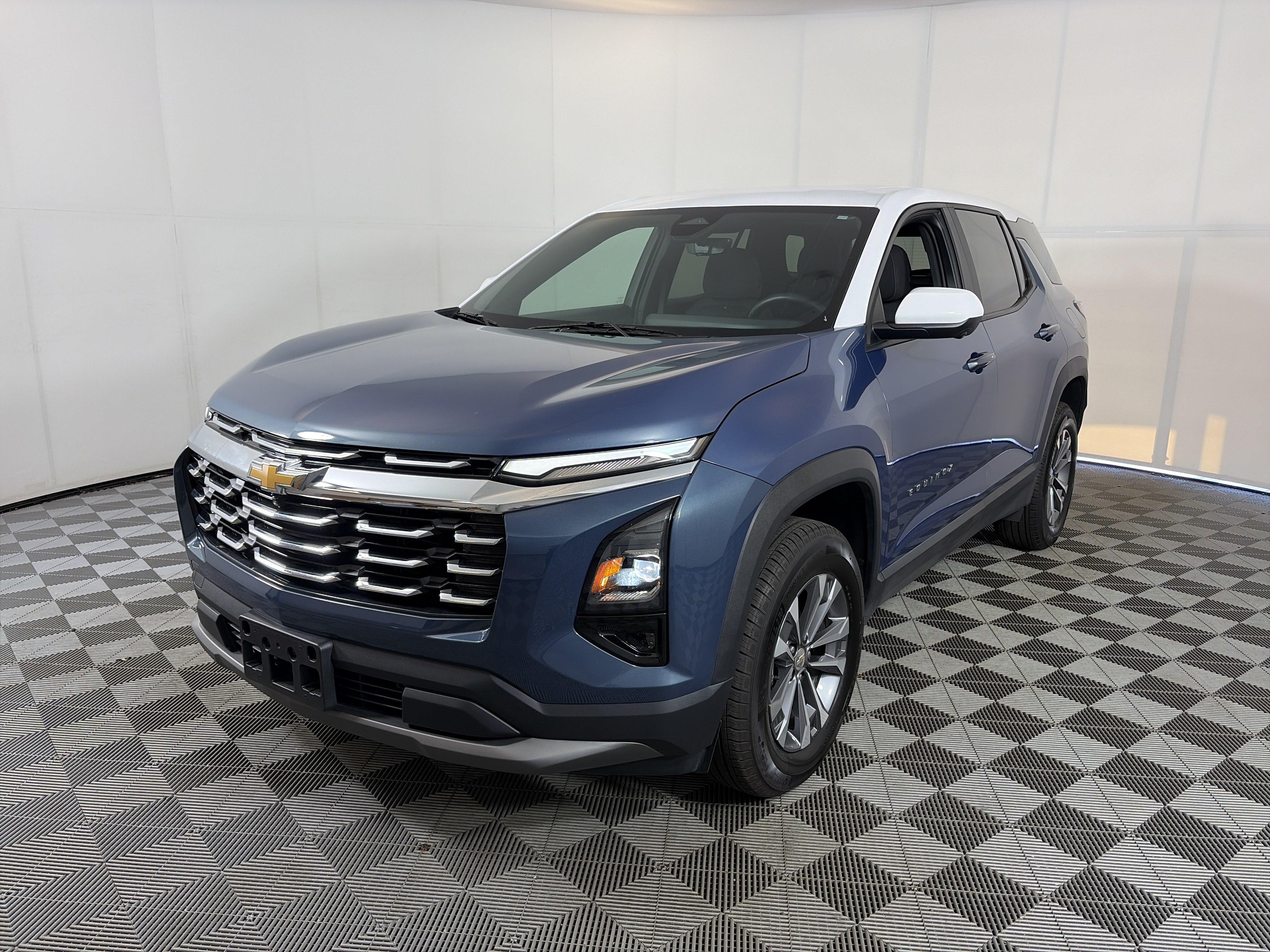 Certified 2025 Chevrolet Equinox LT w/ Safety and Technology Package AWD/4WD image 2