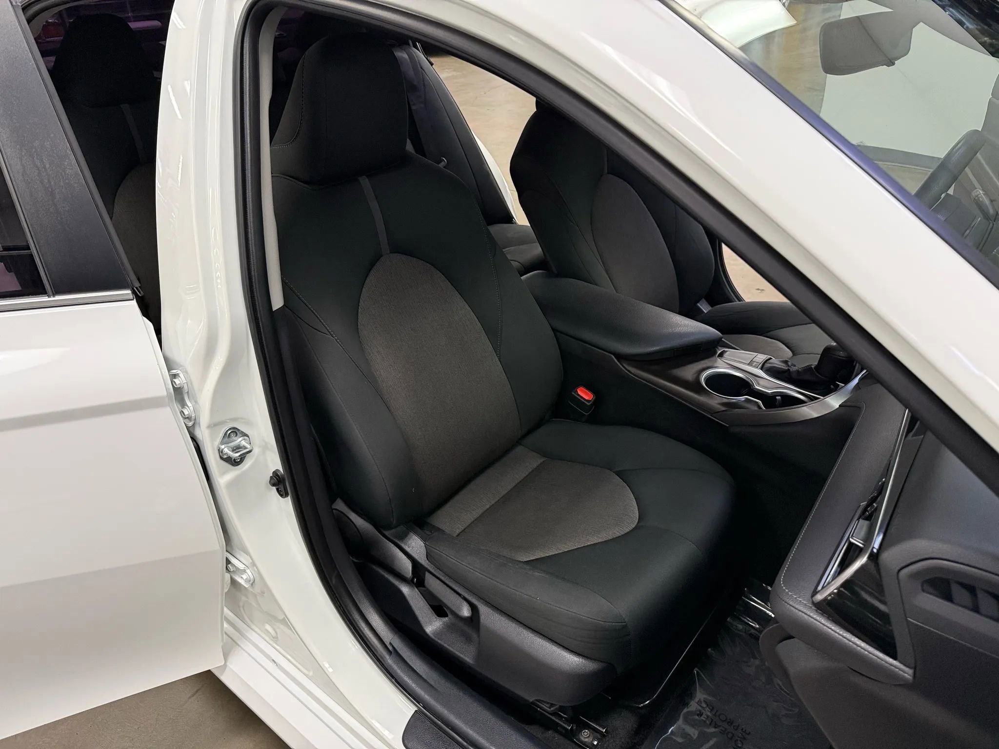 Used 2022 Toyota Camry LE image 9