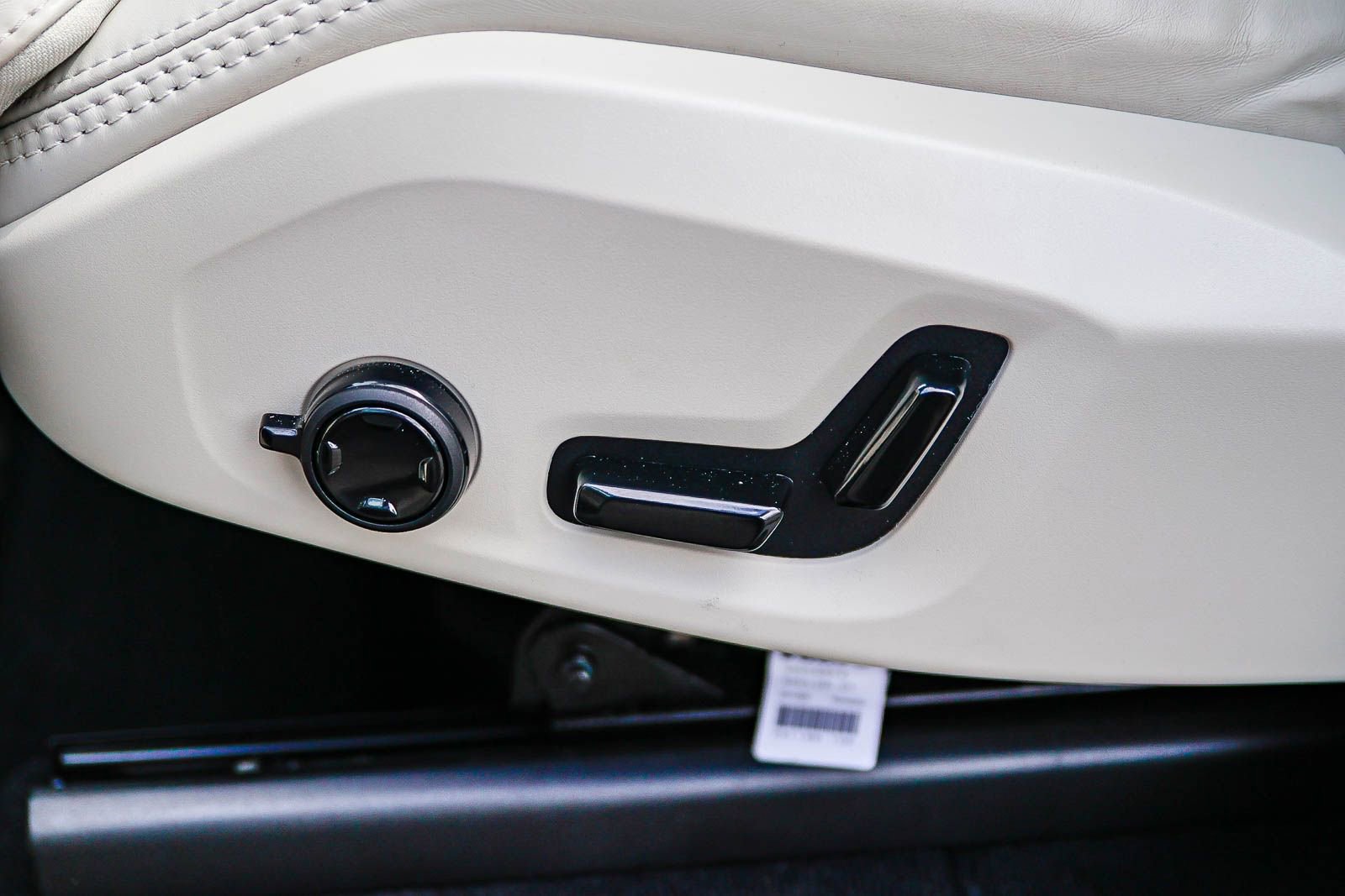 Used 2024 Volvo XC90 T8 Ultimate w/ Protection Package Premier image 24