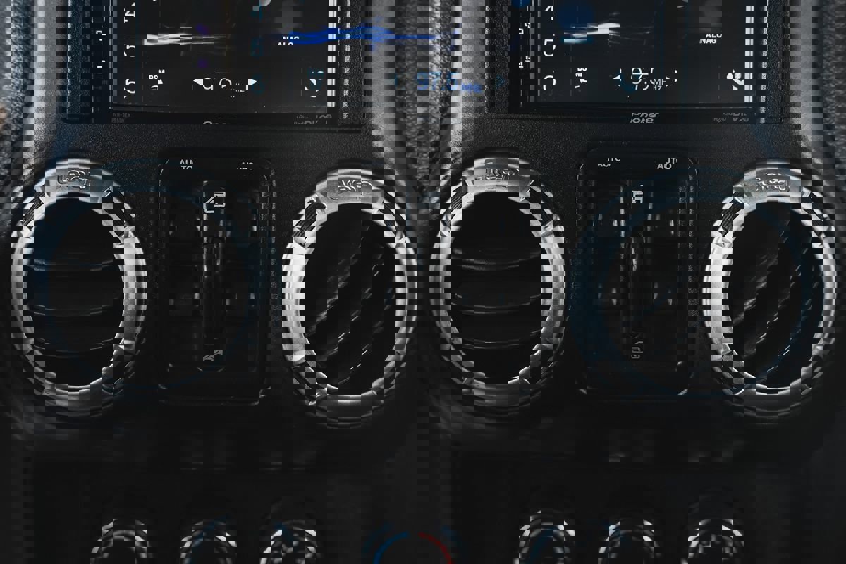 Used 2015 Jeep Wrangler Unlimited Rubicon w/ Connectivity Group image 33