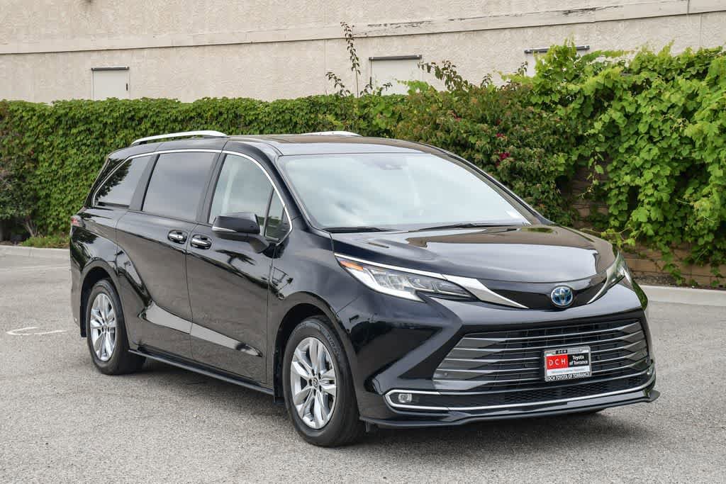 Used 2023 Toyota Sienna Limited FWD image 3