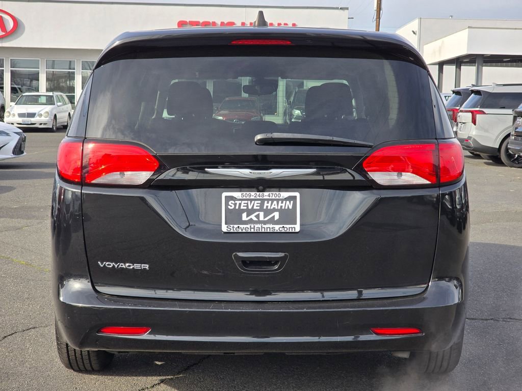 Used 2023 Chrysler Voyager LX image 4