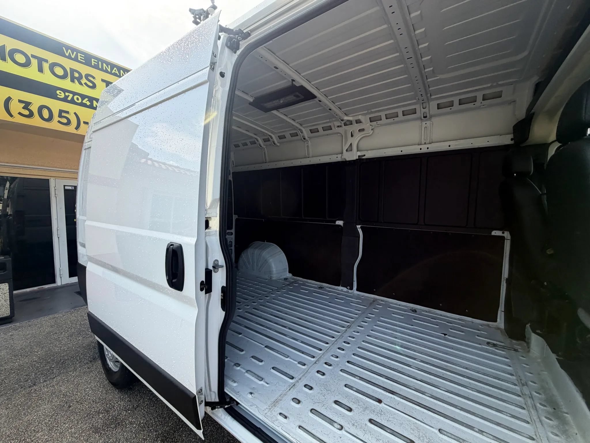 Used 2025 RAM ProMaster 2500 w/ Convenience Group FWD image 9