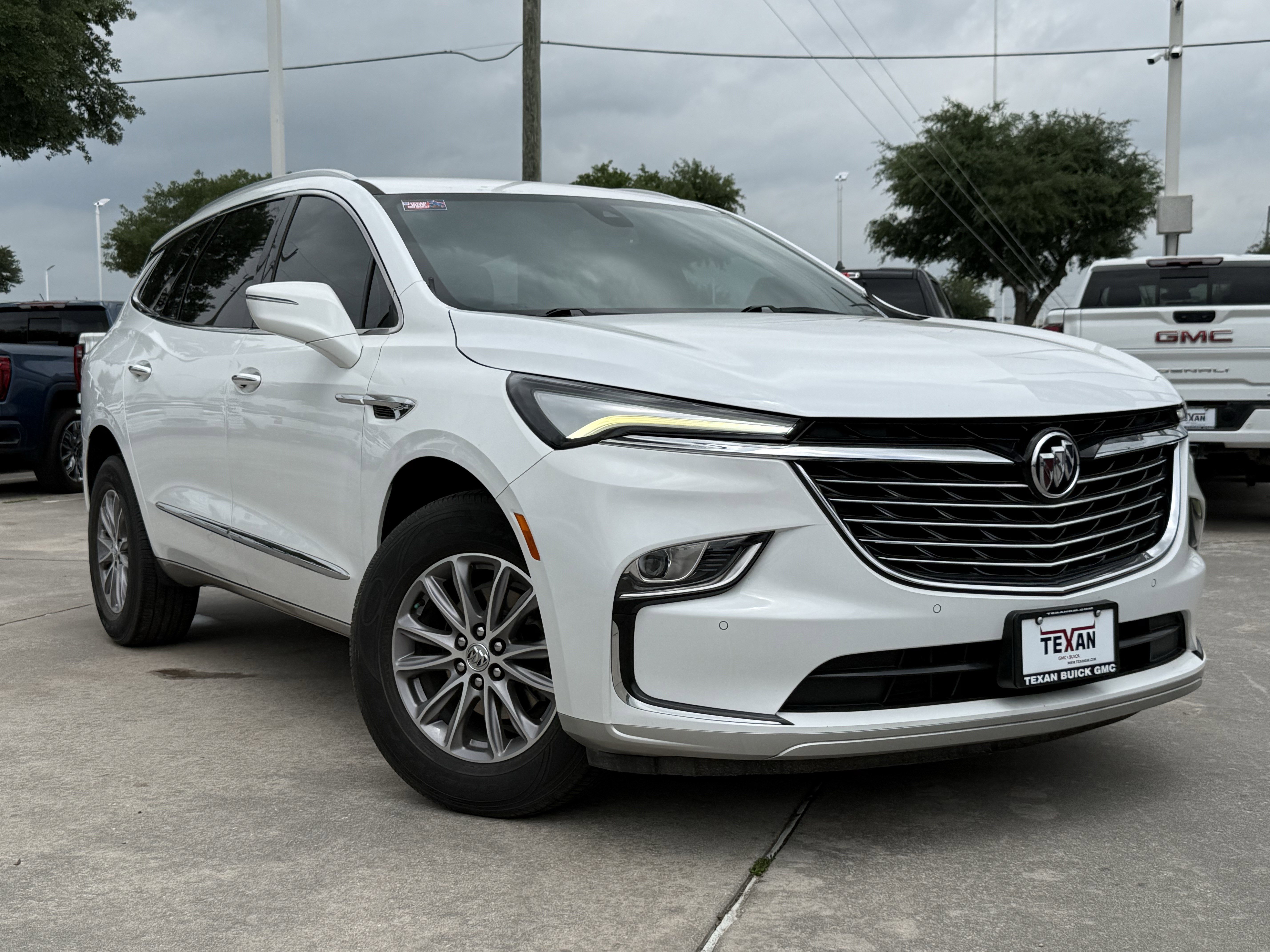 Used 2023 Buick Enclave Essence FWD image 2