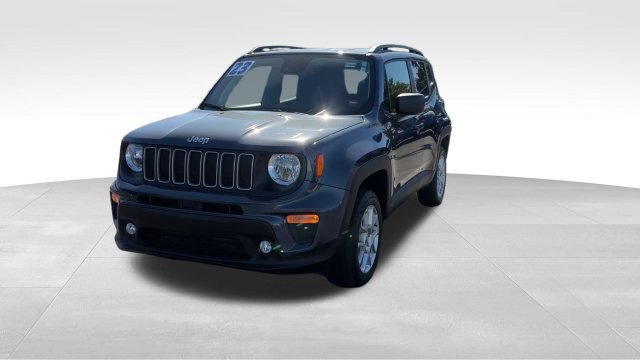 Used 2023 Jeep Renegade Latitude w/ Premium Group AWD/4WD image 2