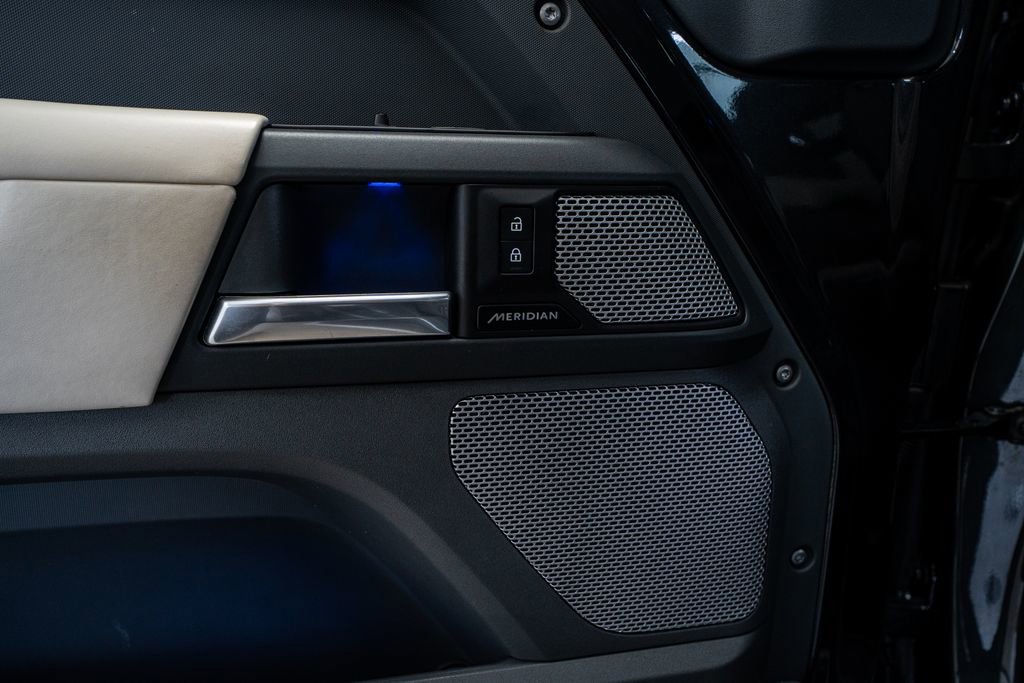 Used 2023 Land Rover Defender 130 X-Dynamic SE image 32