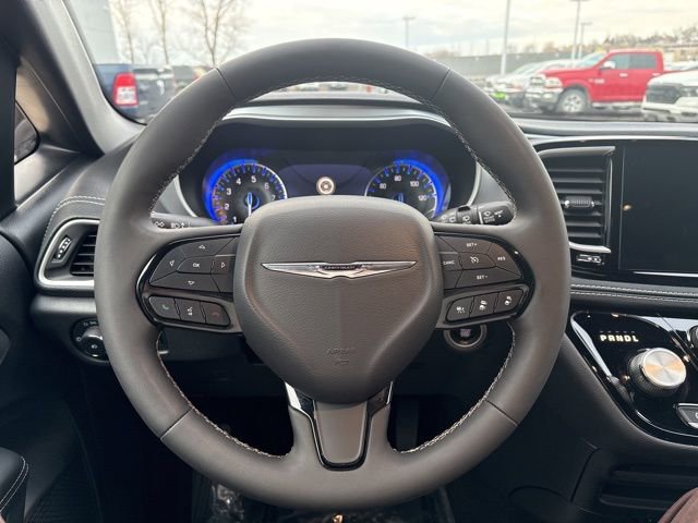 Used 2024 Chrysler Pacifica Touring-L w/ S Appearance Package image 17