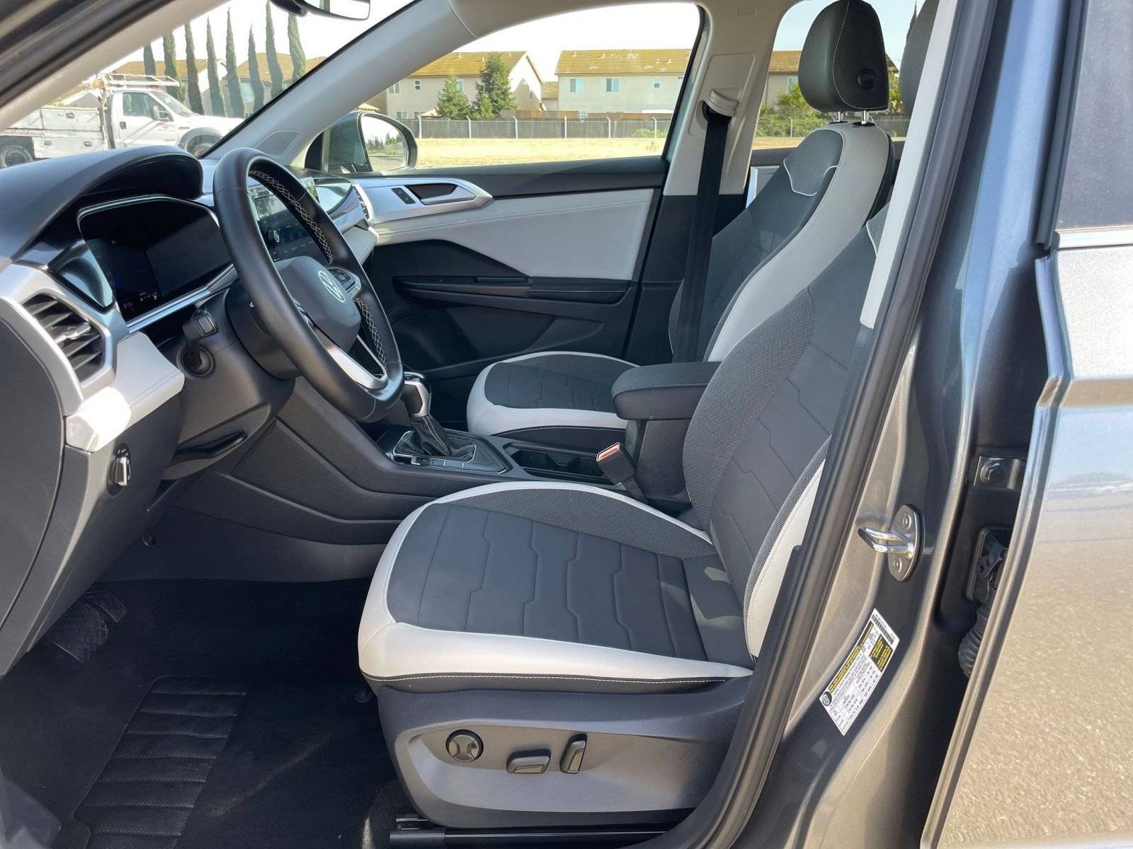 Used 2025 Volkswagen Taos SE image 28