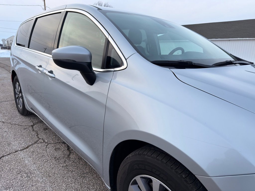 Used 2023 Chrysler Pacifica Touring-L image 5