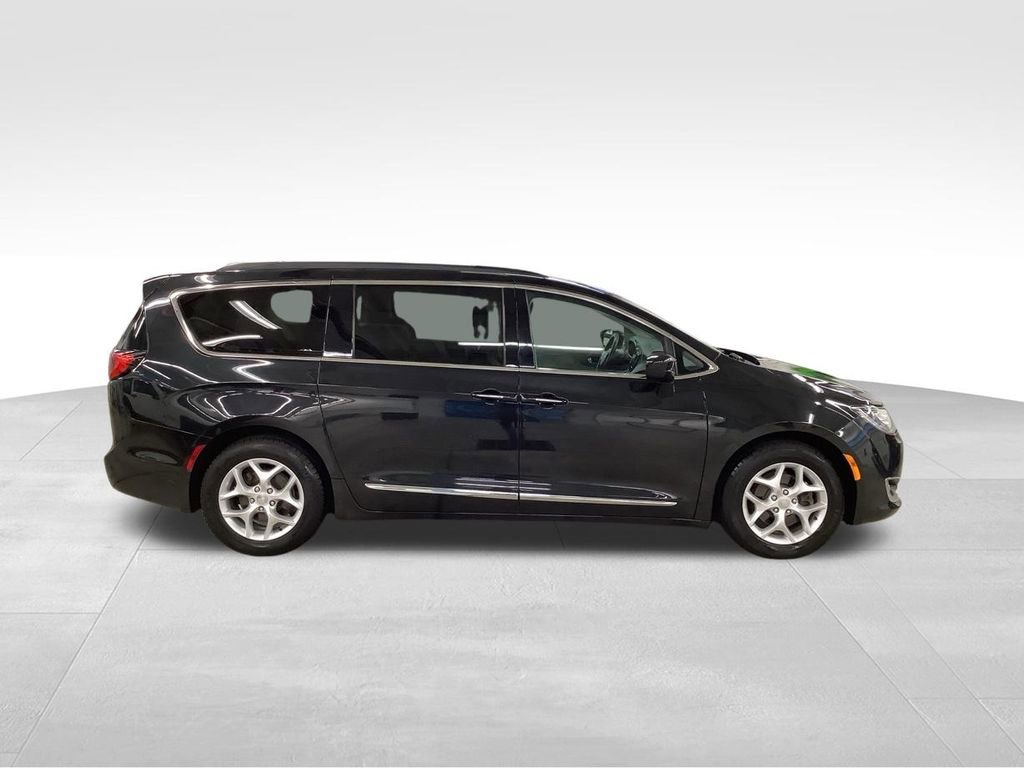 Used 2017 Chrysler Pacifica Touring-L w/ Tire & Wheel Group FWD image 25