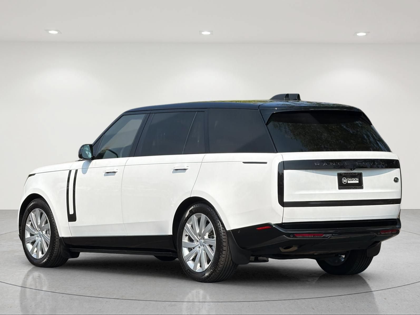 Used 2023 Land Rover Range Rover Long Wheelbase SE AWD/4WD image 3