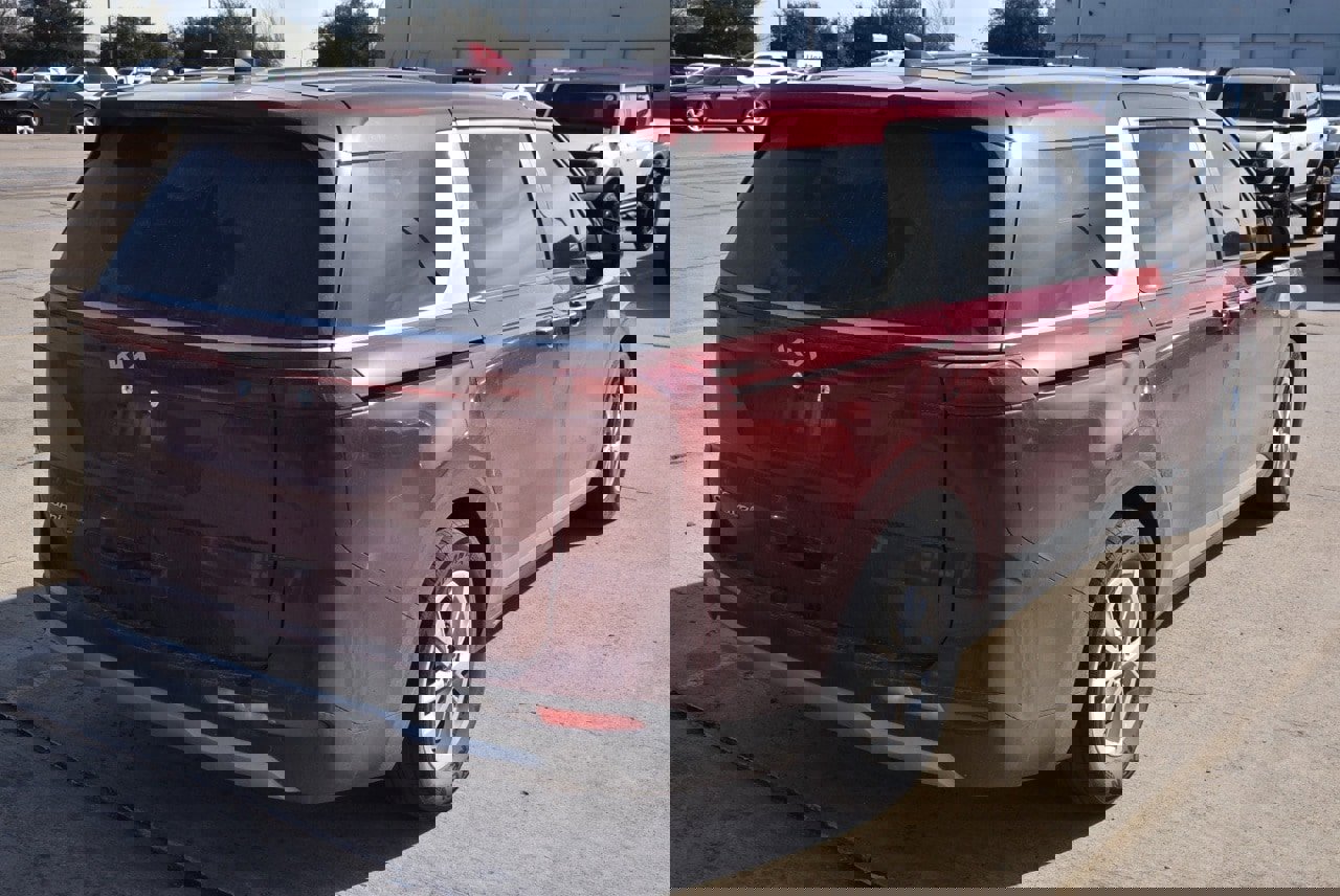 Used 2022 Kia Carnival LX image 7