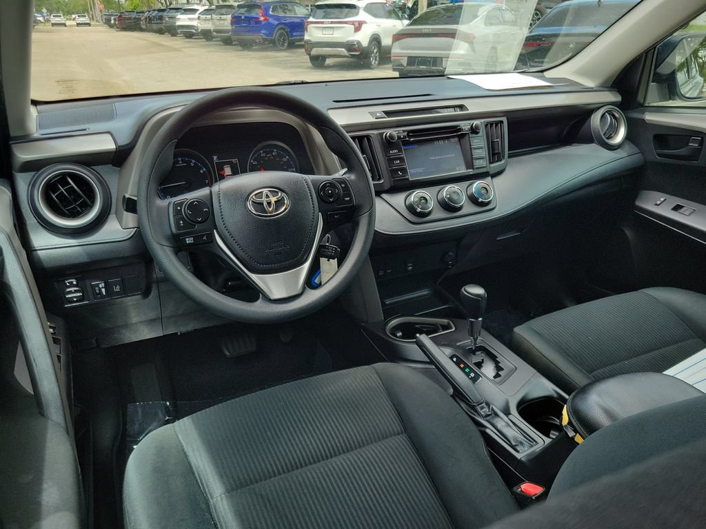Used 2018 Toyota RAV4 LE FWD image 10