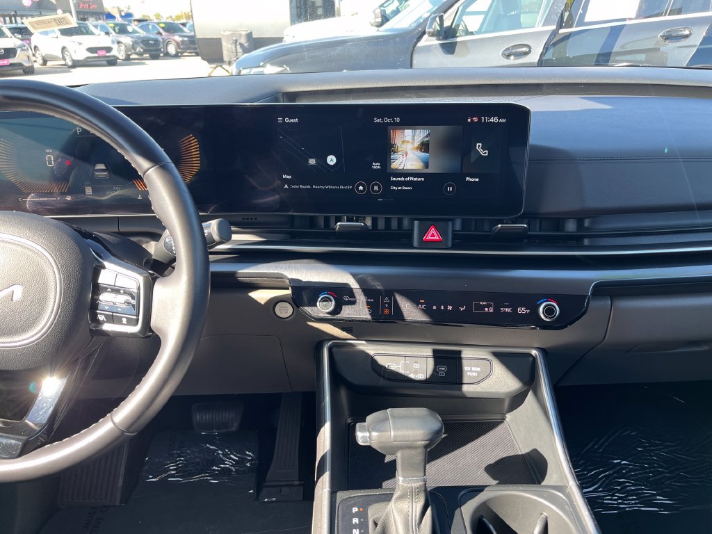 Used 2025 Kia Carnival FWD image 39