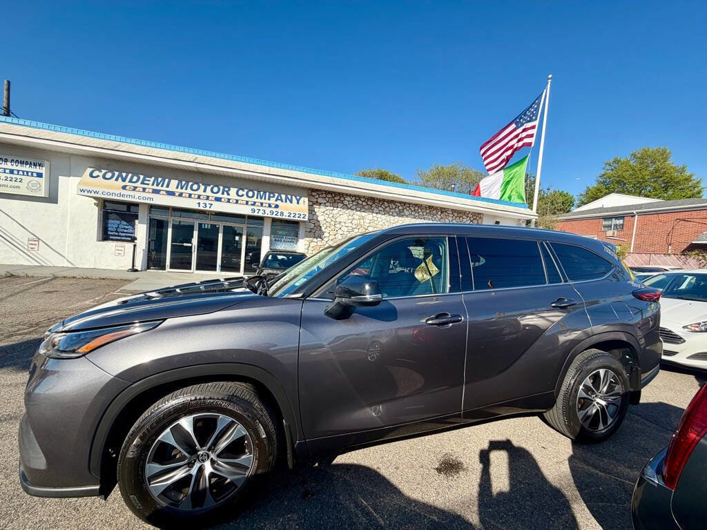Used 2021 Toyota Highlander XLE AWD/4WD image 4