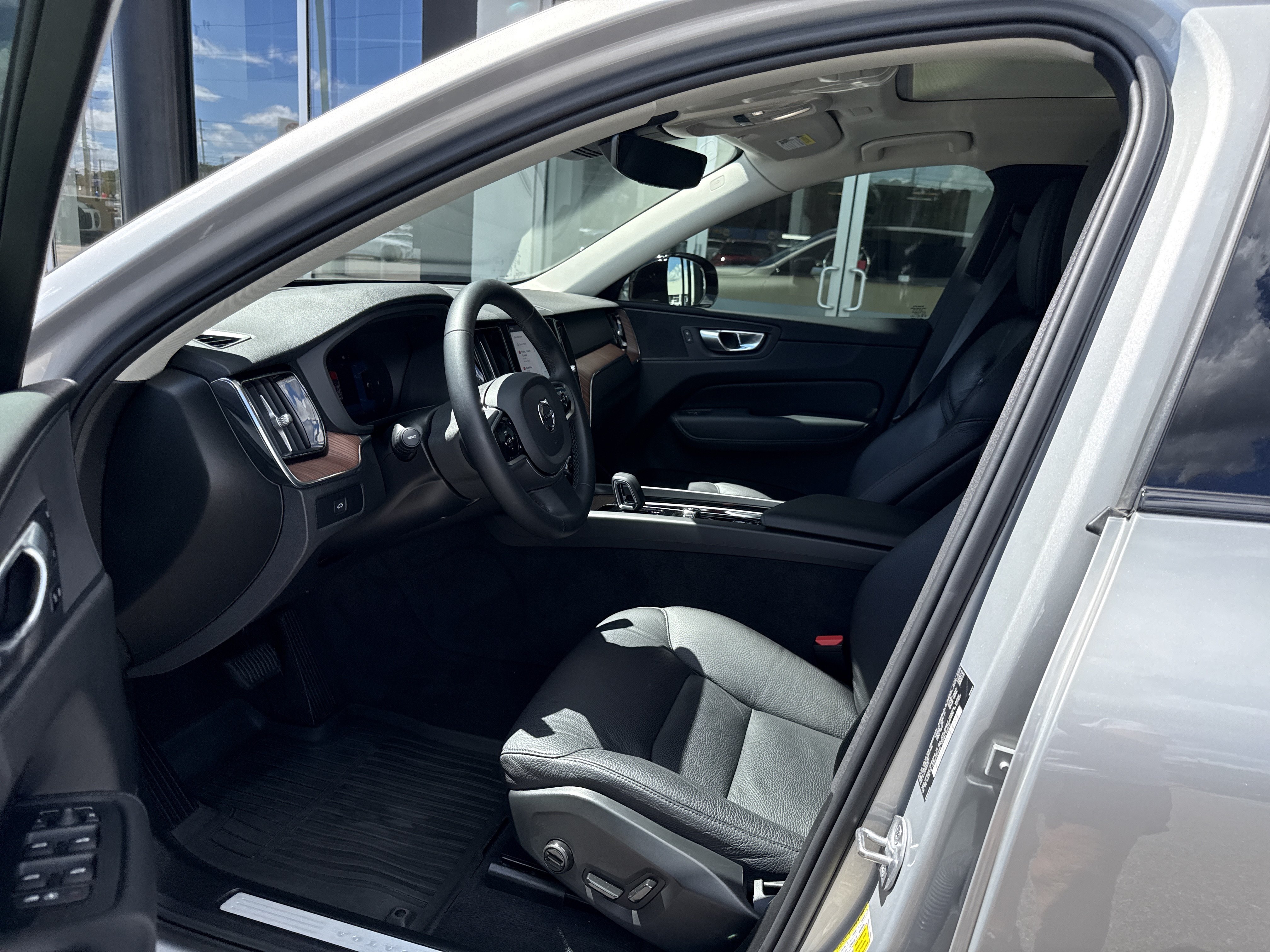 Used 2024 Volvo XC60 B5 Plus w/ Climate Package AWD/4WD image 10