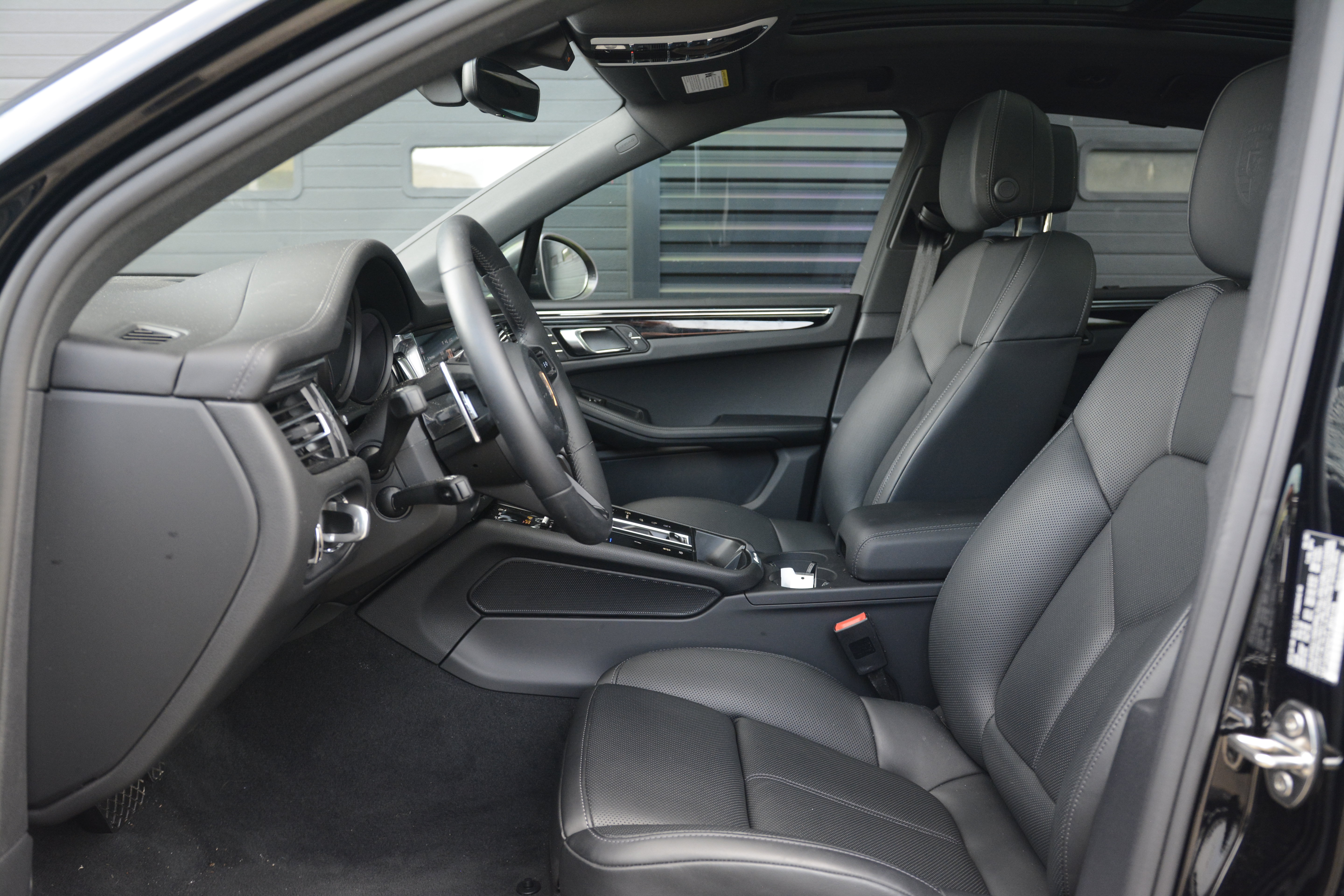Certified 2026 Porsche Macan Turbo AWD/4WD image 15