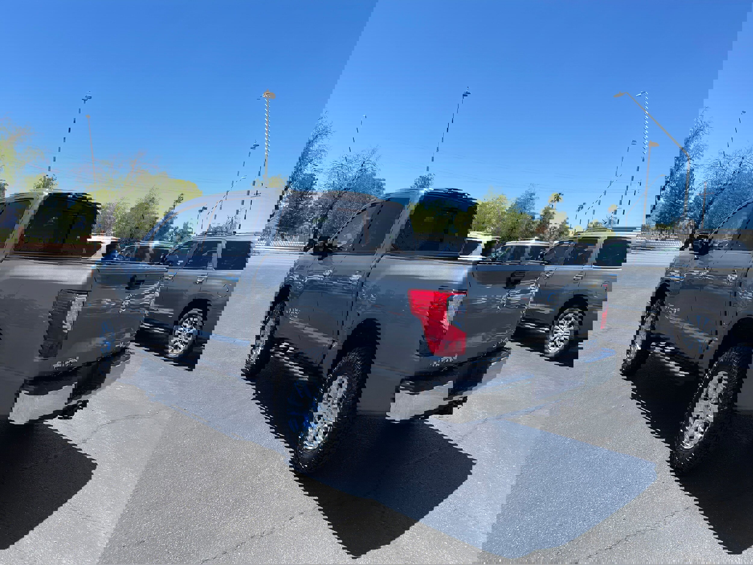 Used 2018 Nissan Titan SV image 3