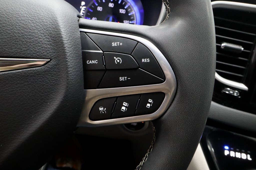 Used 2023 Chrysler Pacifica Touring-L image 30