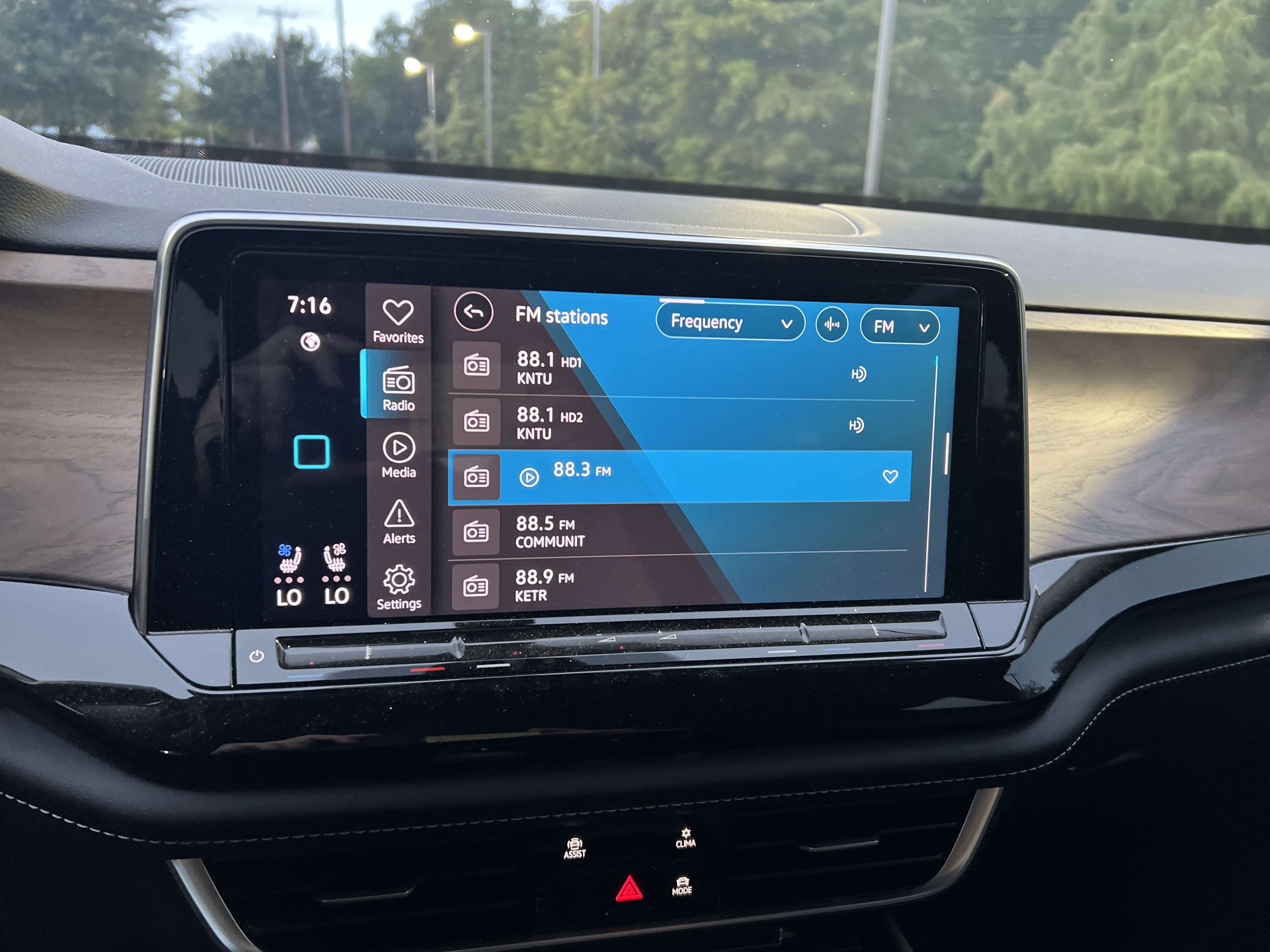 Used 2024 Volkswagen Atlas SE FWD image 19
