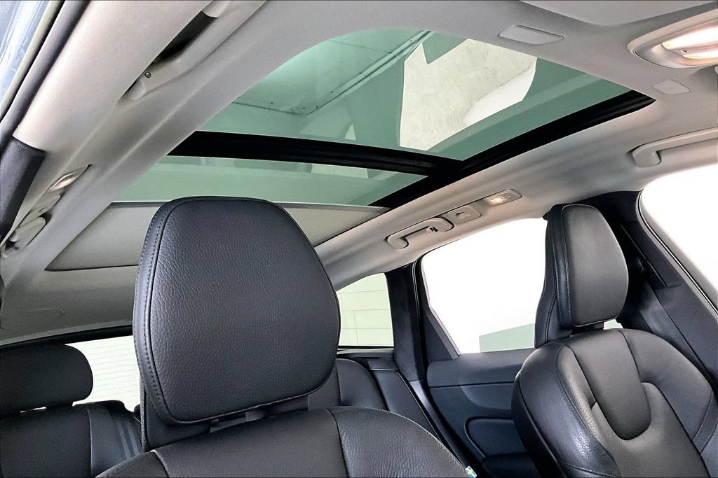 Certified 2023 Volvo XC60 B5 Plus AWD/4WD image 21