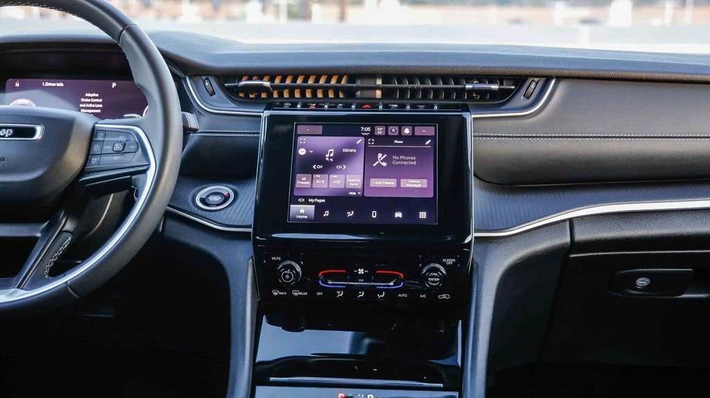 Used 2023 Jeep Grand Cherokee L Laredo image 14