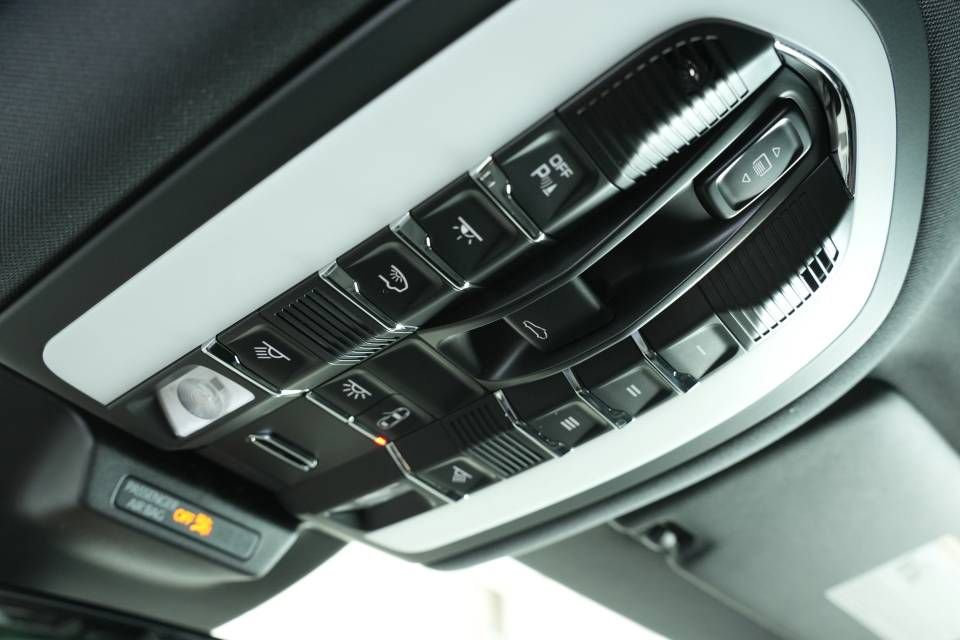 Certified 2025 Porsche Macan AWD/4WD image 36