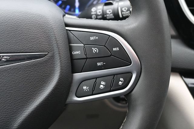Used 2024 Chrysler Pacifica Touring-L FWD image 18