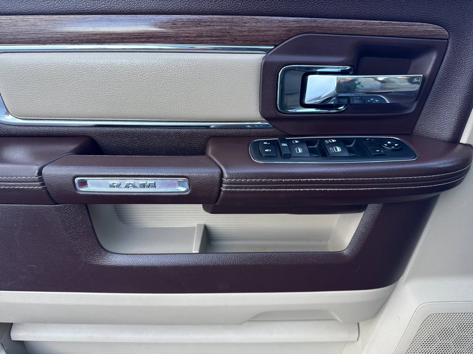 Used 2014 RAM 3500 Laramie w/ Cold Weather Group image 11