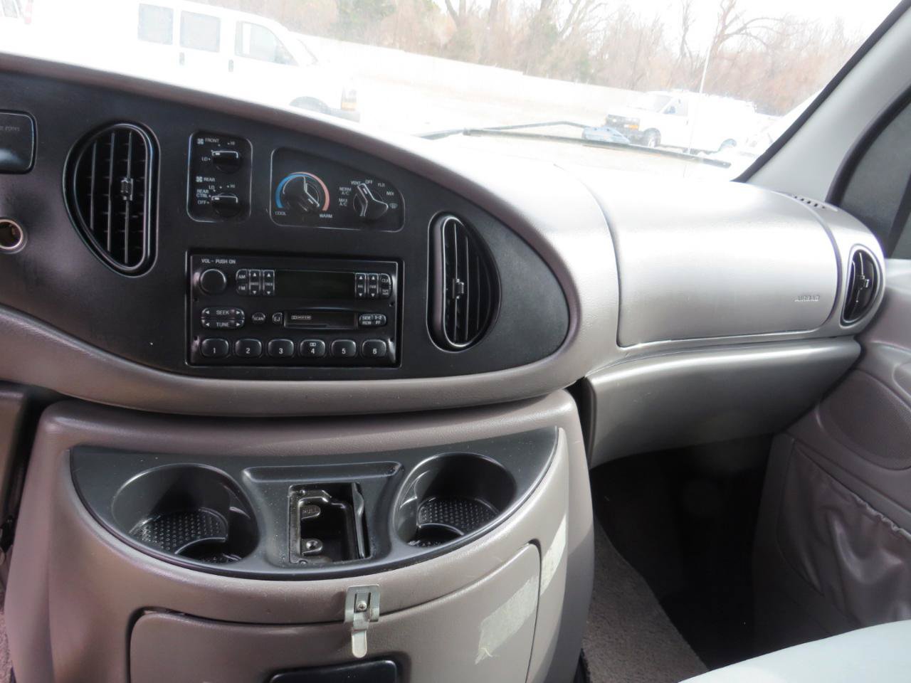 Used 1999 Ford E-150 and Econoline 150 Wagon RWD image 15