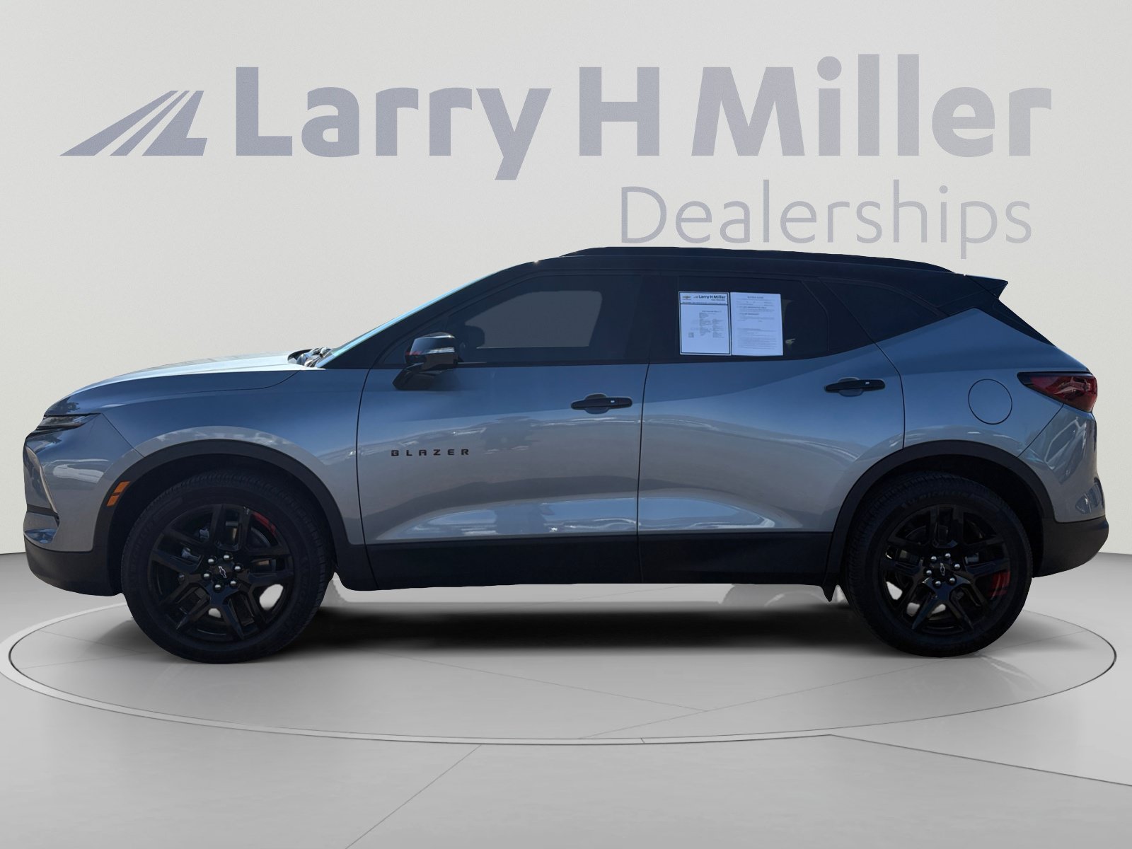 Used 2023 Chevrolet Blazer LT FWD image 2