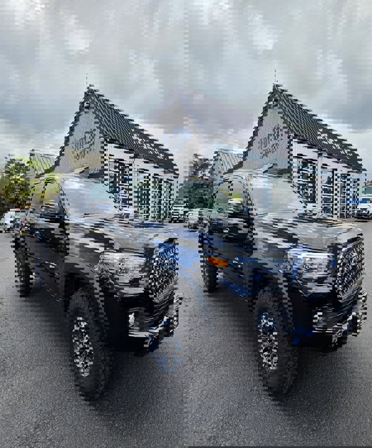 Used 2019 Toyota Tacoma TRD Off-Road AWD/4WD image 2