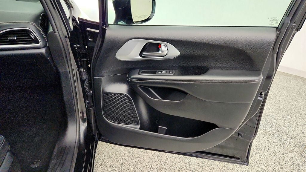 Used 2021 Chrysler Pacifica Touring-L w/ Premium & Safety Sphere Group AWD/4WD image 27