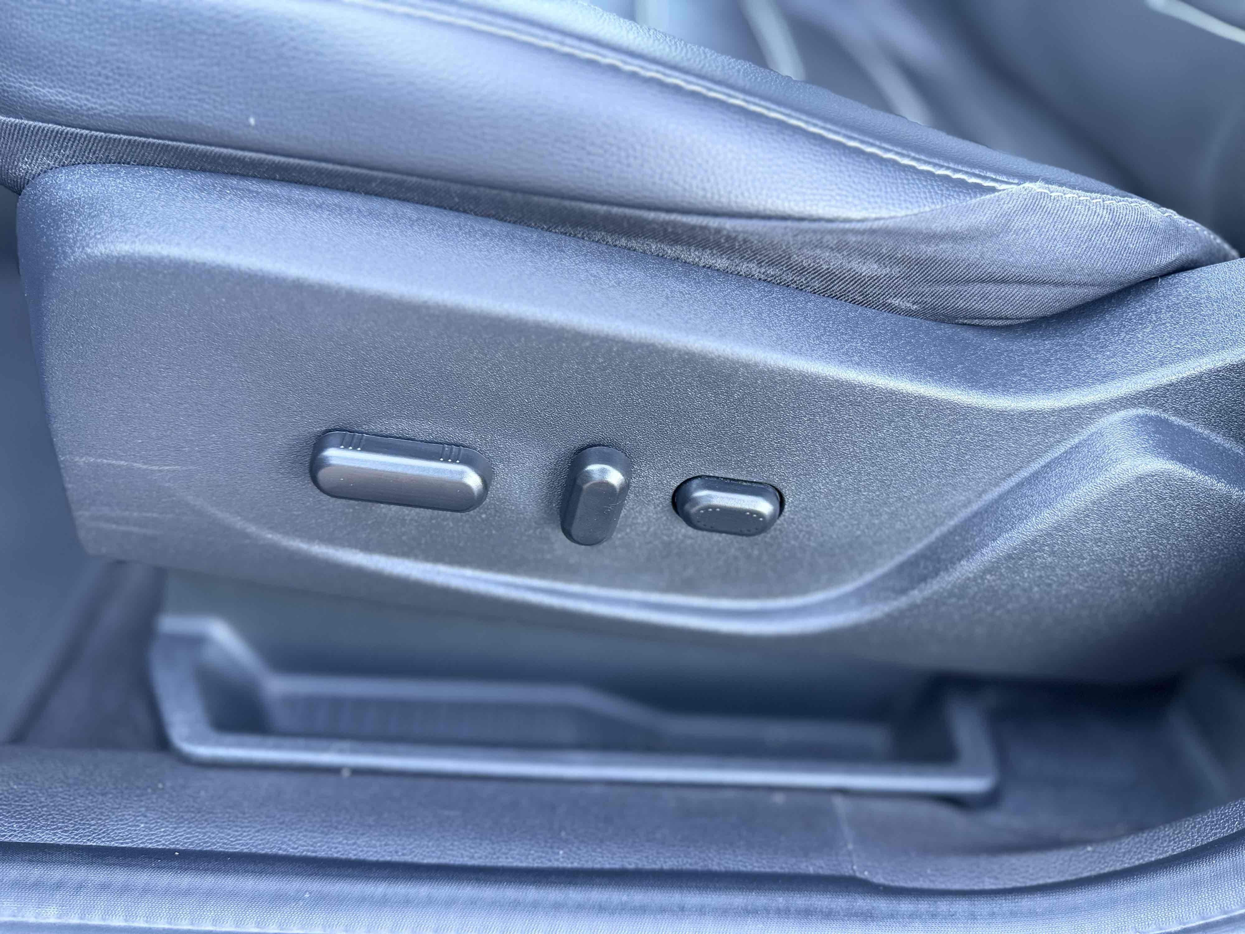 Used 2017 Ford C-MAX Energi Titanium FWD image 28